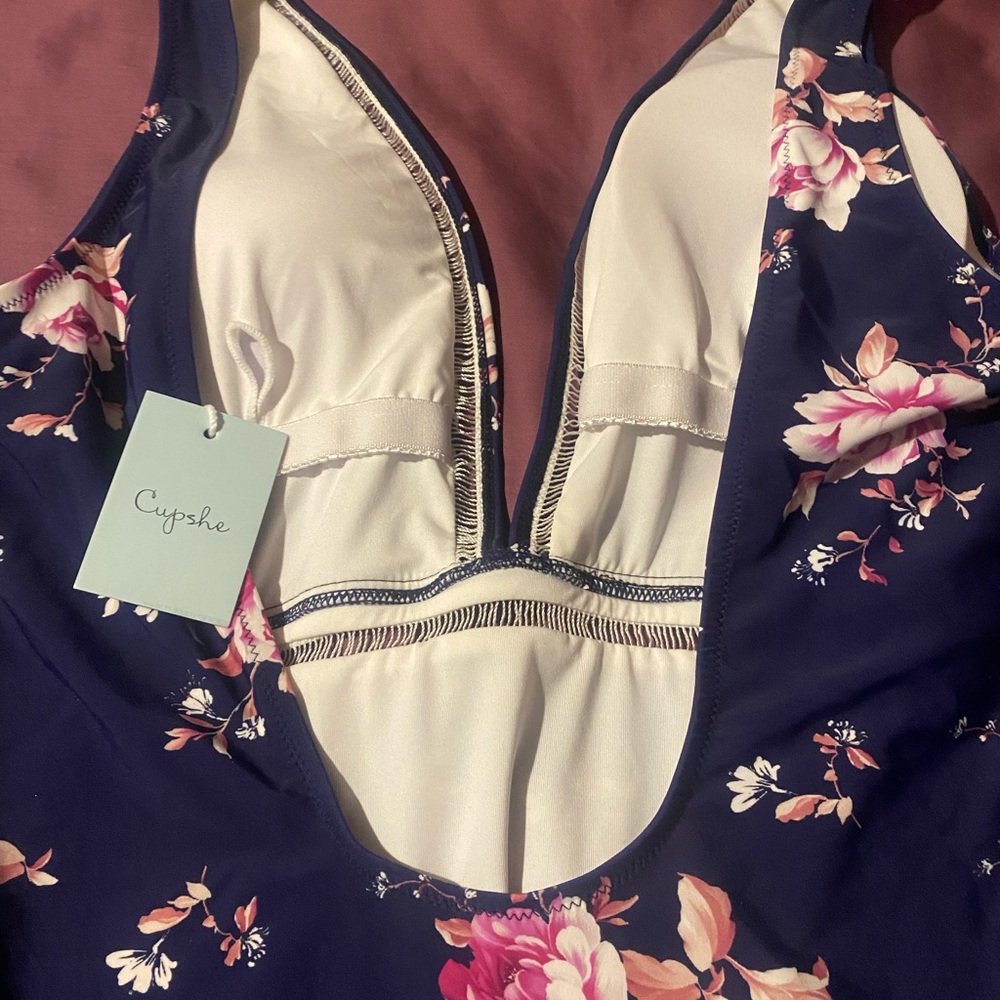 One piece bathing suit - Picture 3 of 3